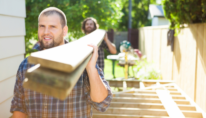 5 Reasons to Hire Professional Deck Builders
